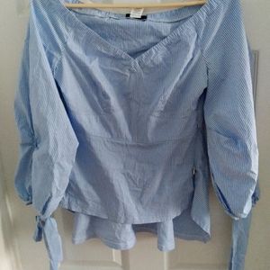 V neckline puff sleeve blouse